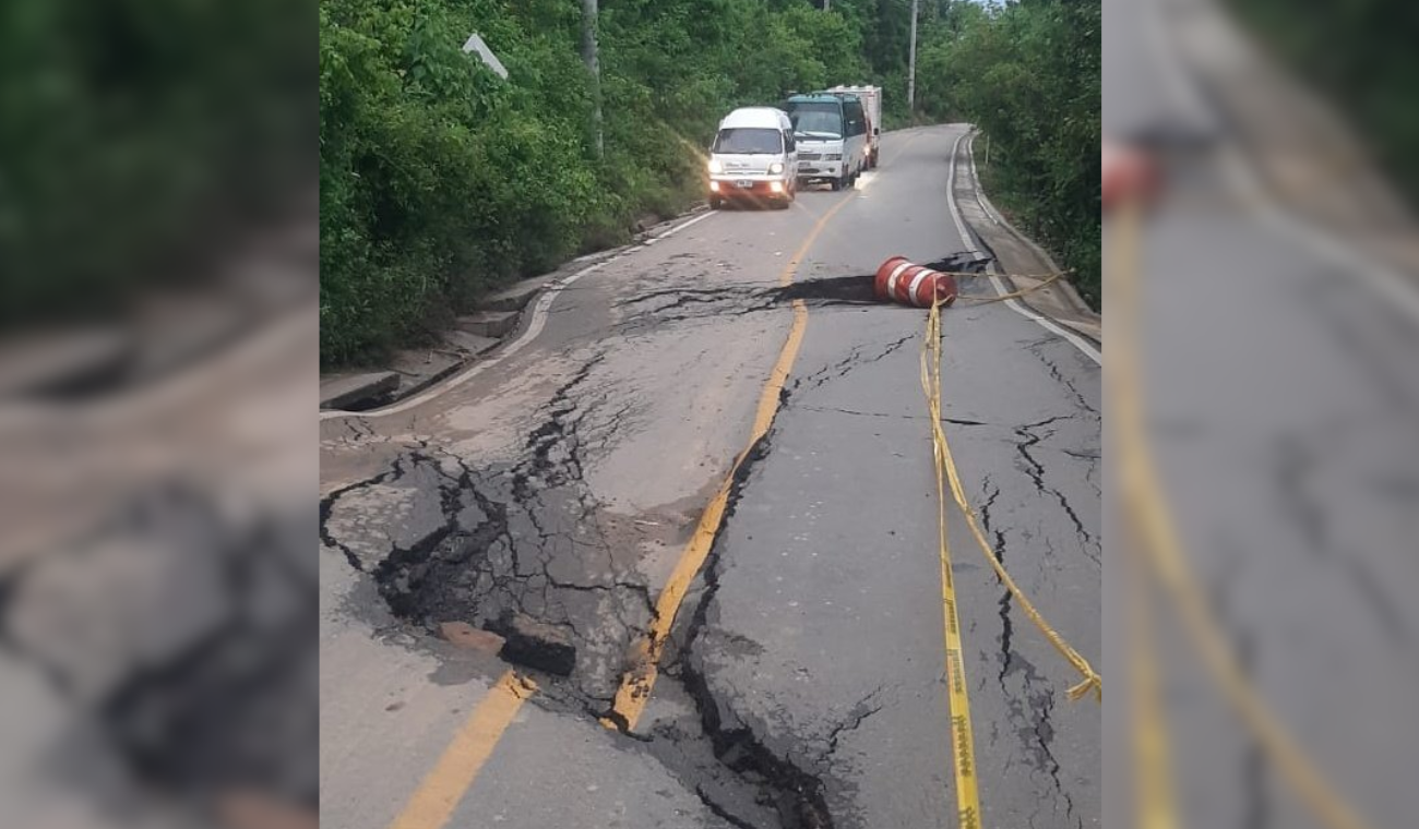 Rey pone a correr a emergencias: río casi se traga vía en Cundinamarca