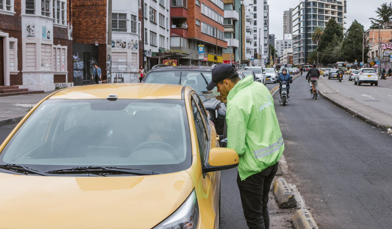 Tránsito está dejando volantes en los carros: multa le saldría muy cara