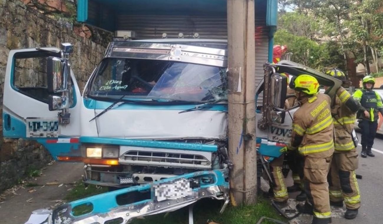 Camión colisiona contra poste en la Av. Circunvalar