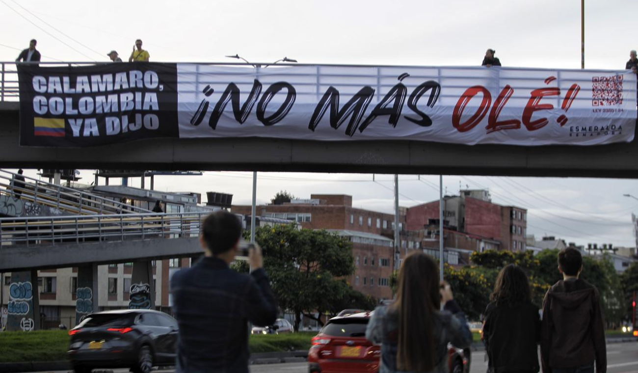 Protesta a las afueras del Movistar: Calamaro enfrenta rechazo en Bogotá