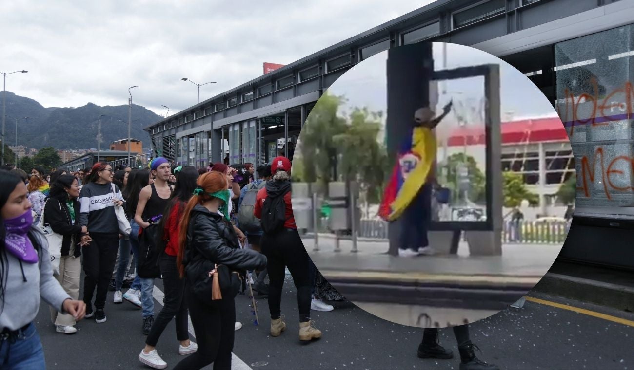 Manifestantes limpian TransMilenio