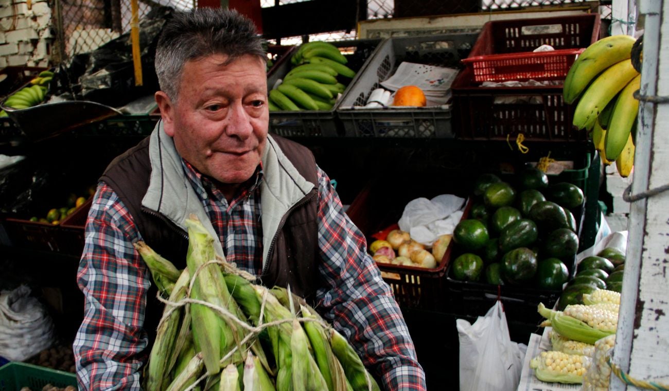 Vendedores informales en plazas de mercado
