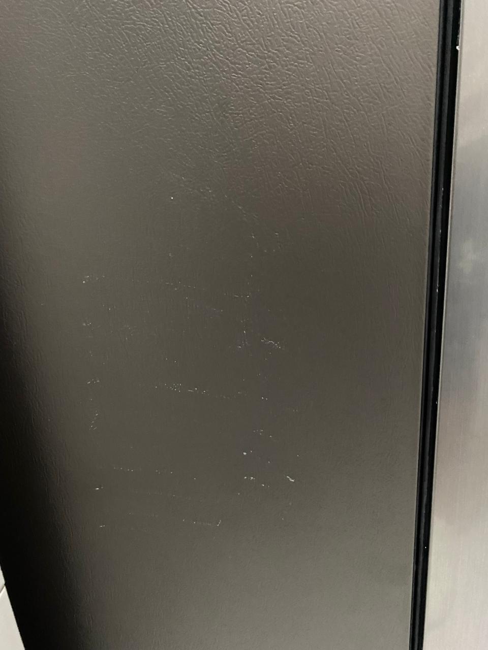 Rayones, golpes y hundimientos en la superficie de nevera comprada online