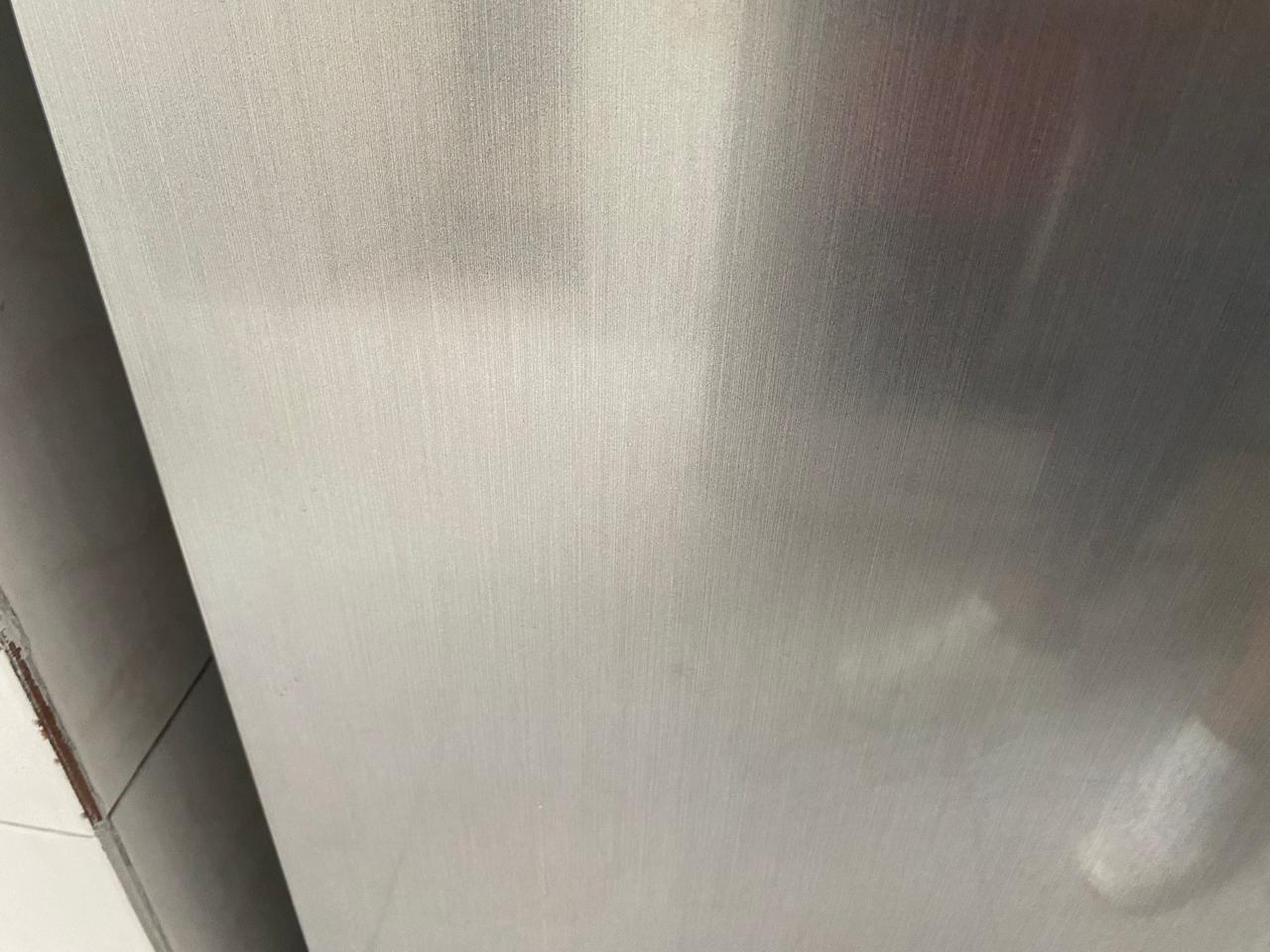 Rayones, golpes y hundimientos en la superficie de nevera comprada online