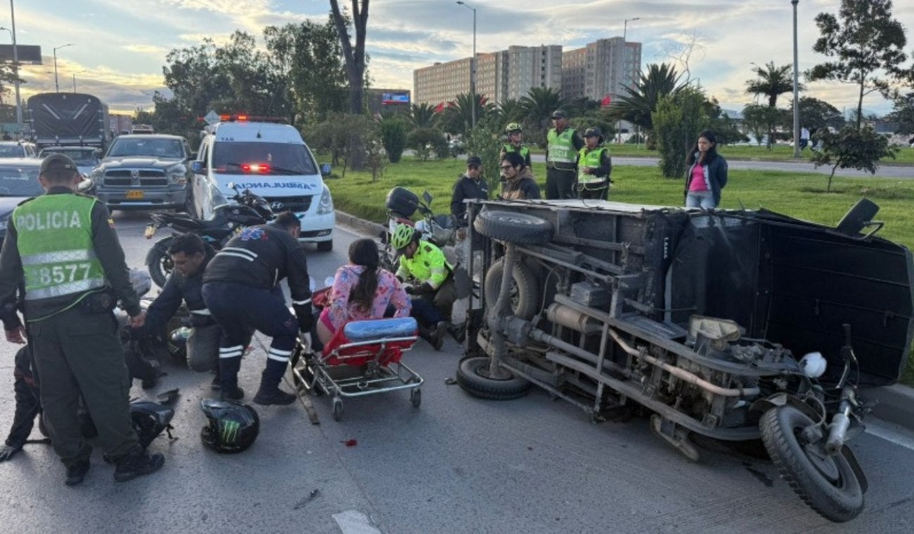 Choque entre moto y bicitaxi en la avenida El Dorado, cerca del portal de Transmilenio