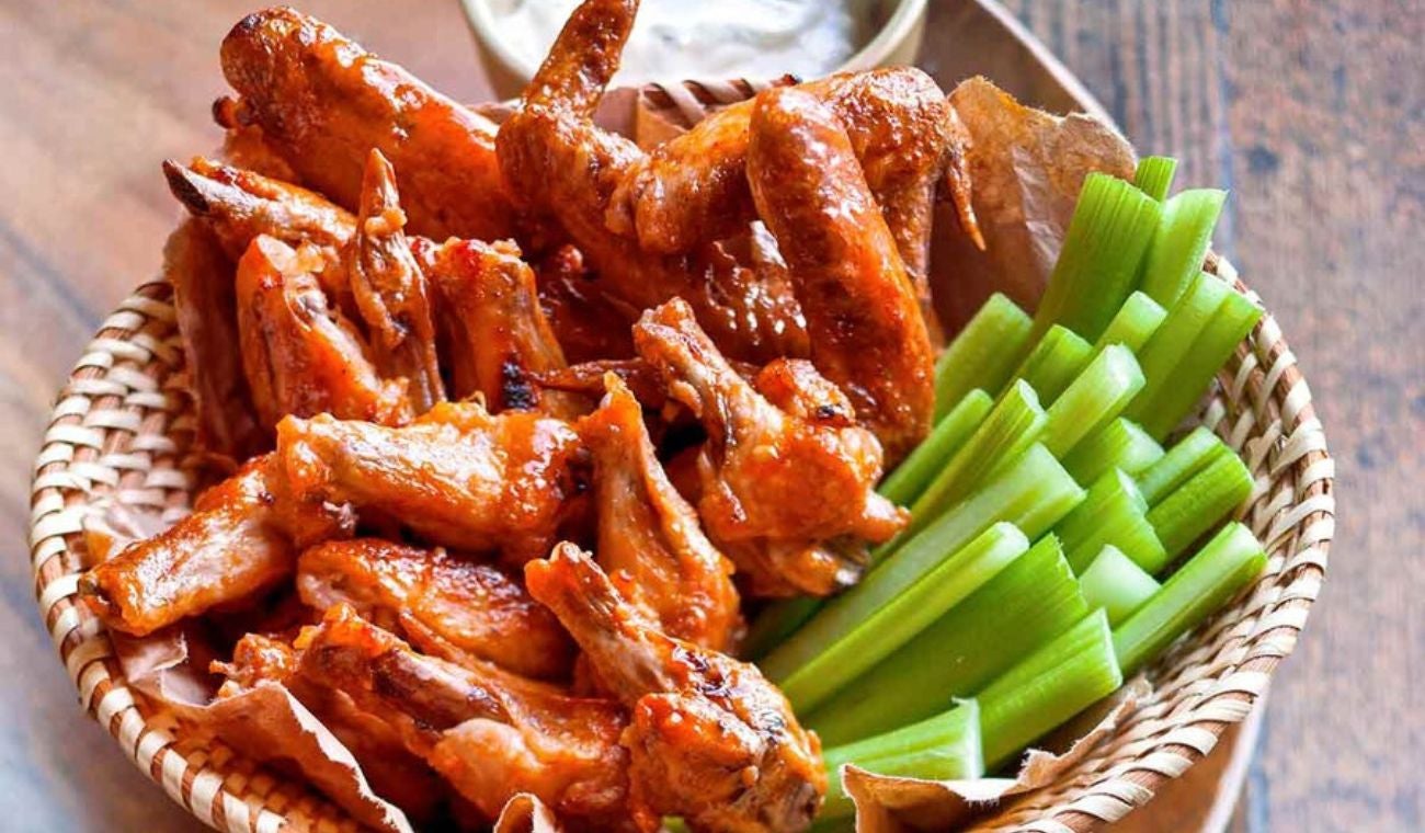 En preparaciones donde las alitas se bañan en salsa picante, el apio y la zanahoria cumplen una función similar a la del yogurt o la leche.