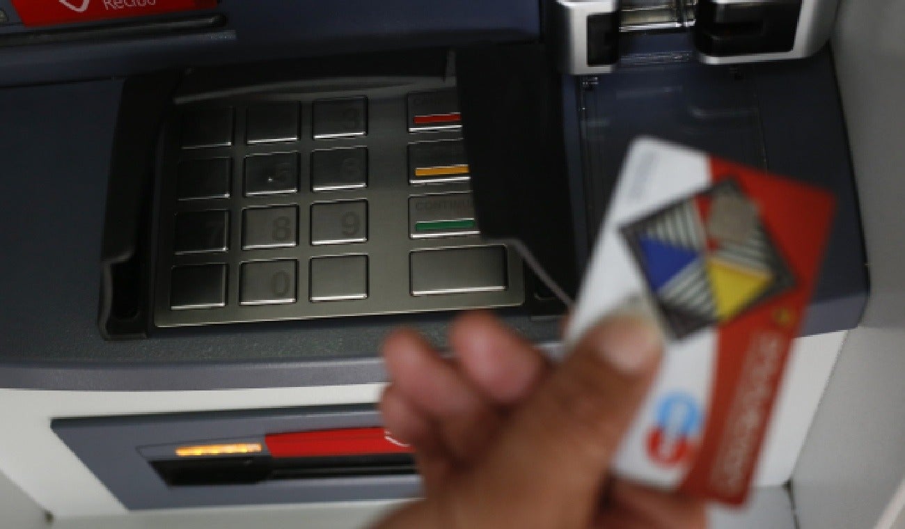 ¿Cuánto le cobran por retirar dinero de una entidad diferente a la suya?