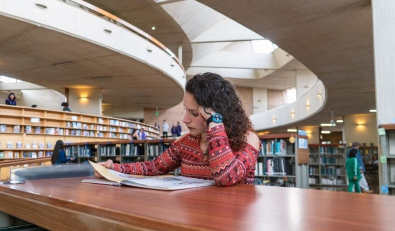 Impactante arquitectura griega de Biblioteca en Bogotá atrae multitudes