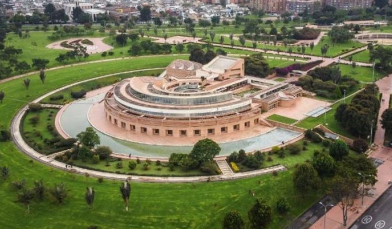 Impactante arquitectura griega de Biblioteca en Bogotá atrae multitudes