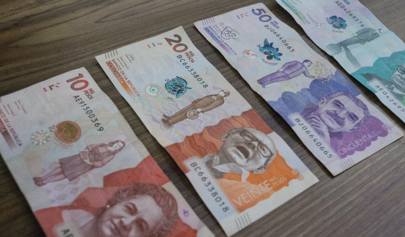 ¿Cuánto le cobran por retirar dinero de una entidad diferente a la suya?