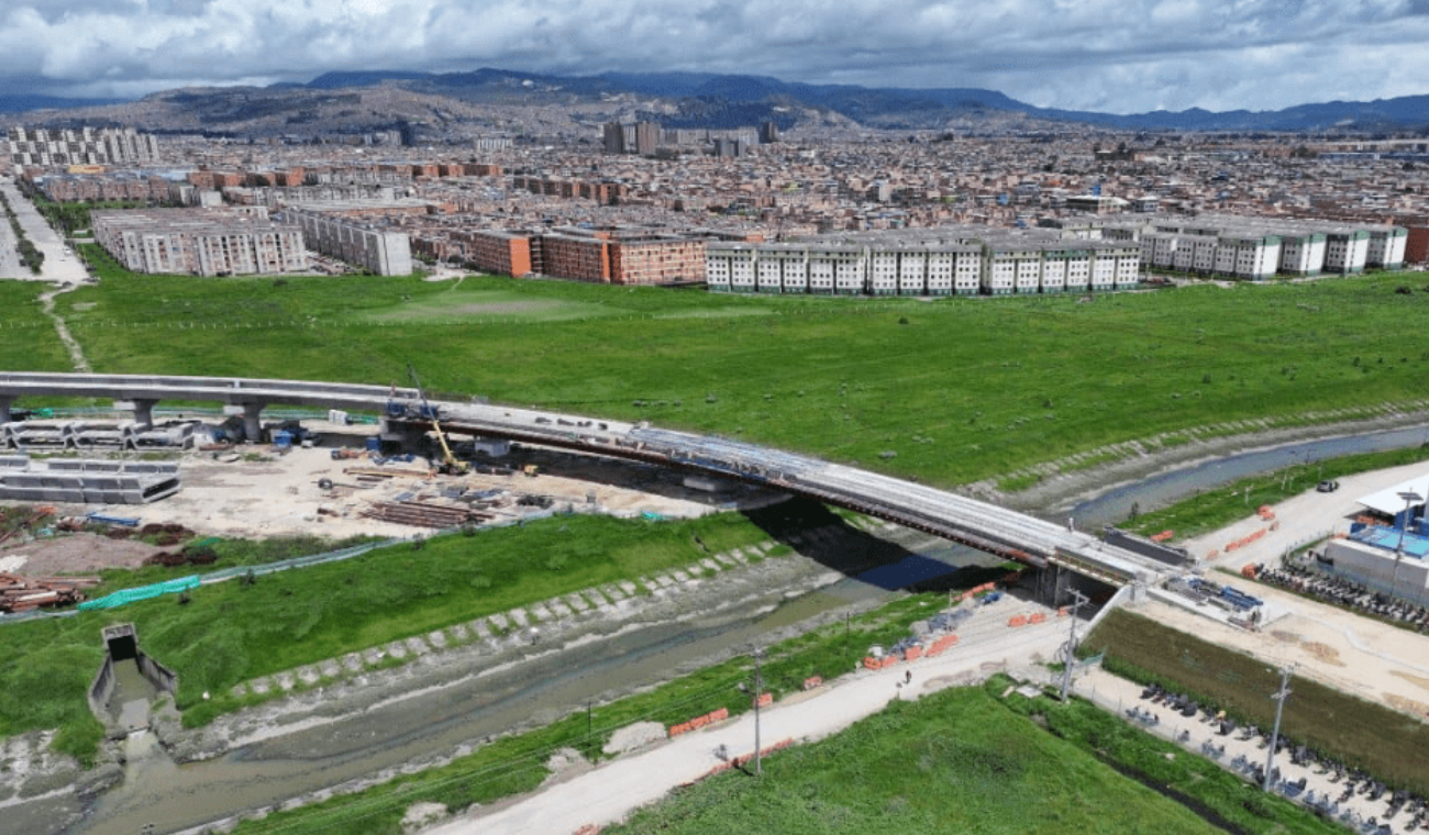Puente metálico que une el patio taller con el viaducto del Metro