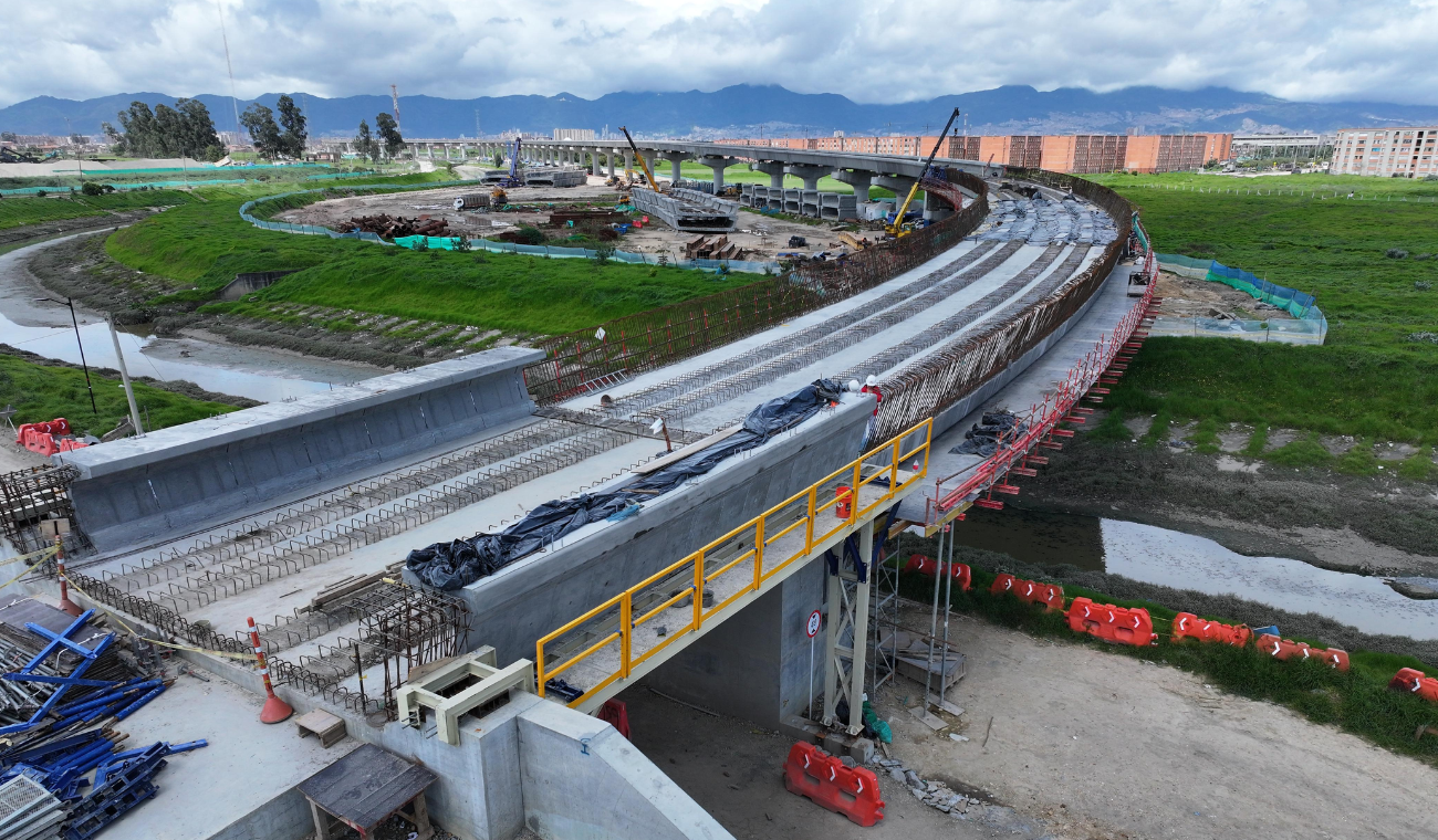 Puente metálico que une el patio taller con el viaducto del Metro