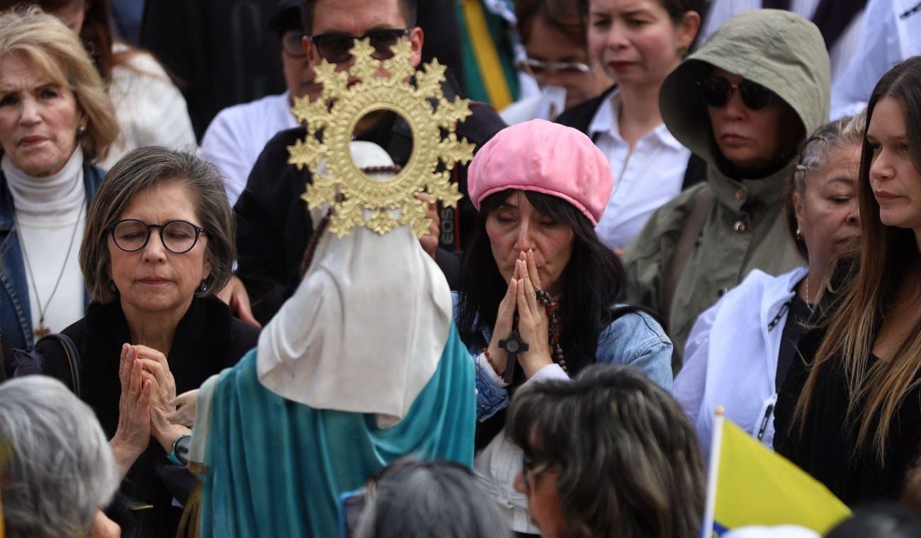 Misa por Miguel Uribe a las afueras de la Clínica Santa Fe