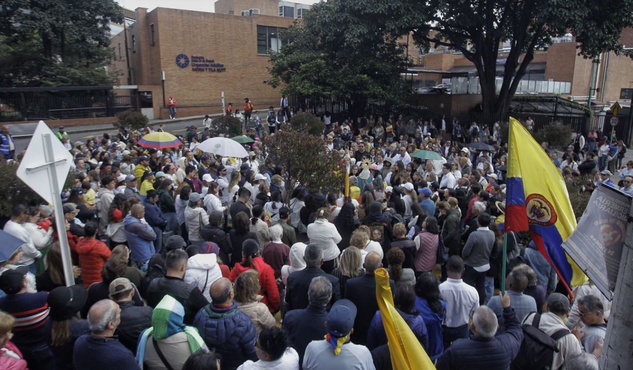 Misa por Miguel Uribe a las afueras de la Clínica Santa Fe
