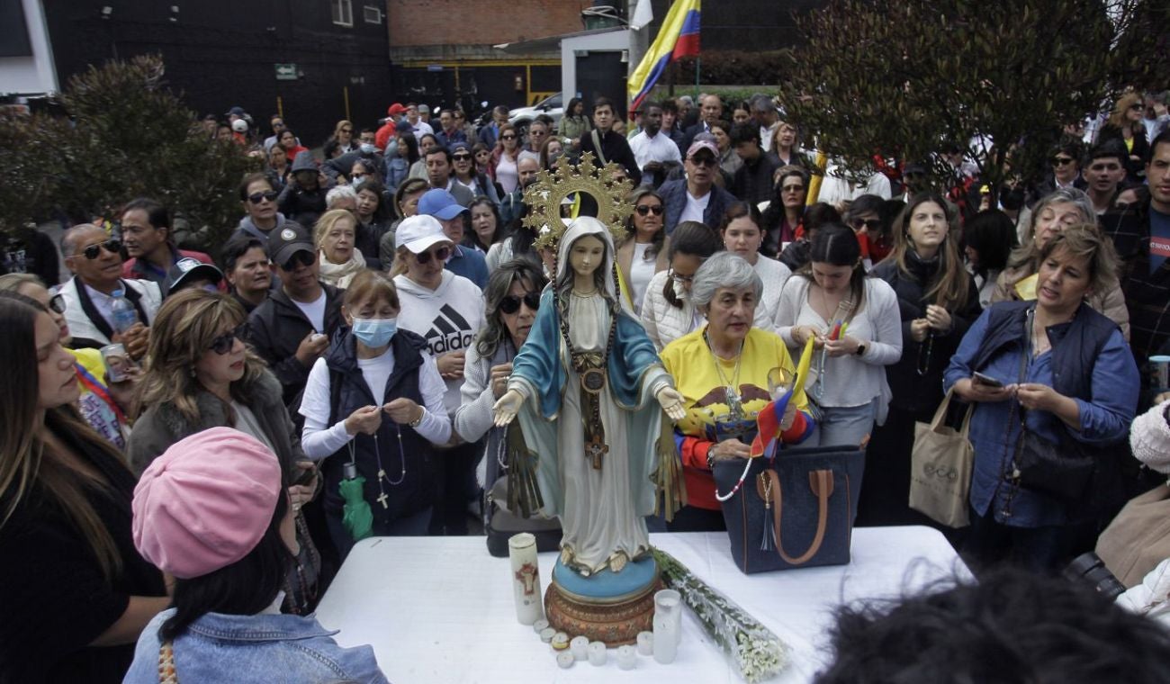 Misa por Miguel Uribe a las afueras de la Clínica Santa Fe