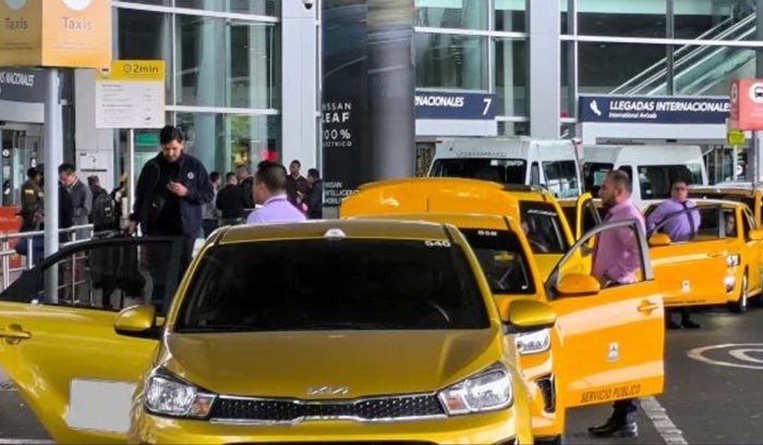 Taxis de color dorado entre la duda si es o no más caro