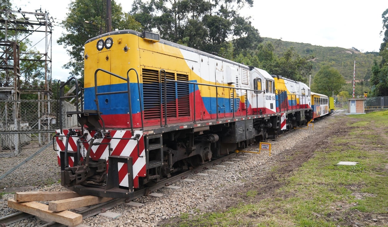 Tren eléctrico que transporta materia prima