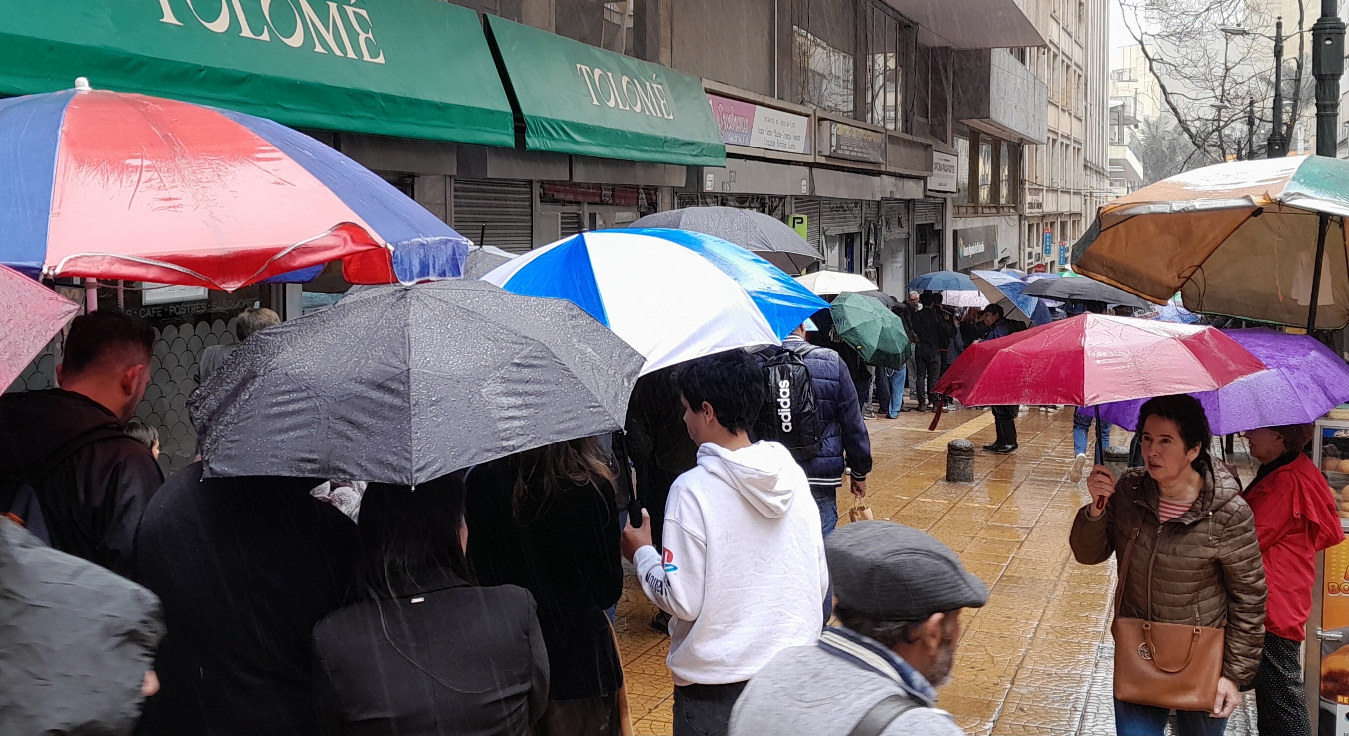 Ciudadanos esperan su turno para expedir su pasaporte