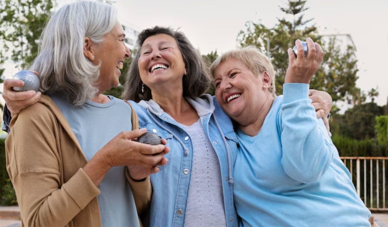 Adultos mayores tendrán que bañarse menos: expertos explican por qué