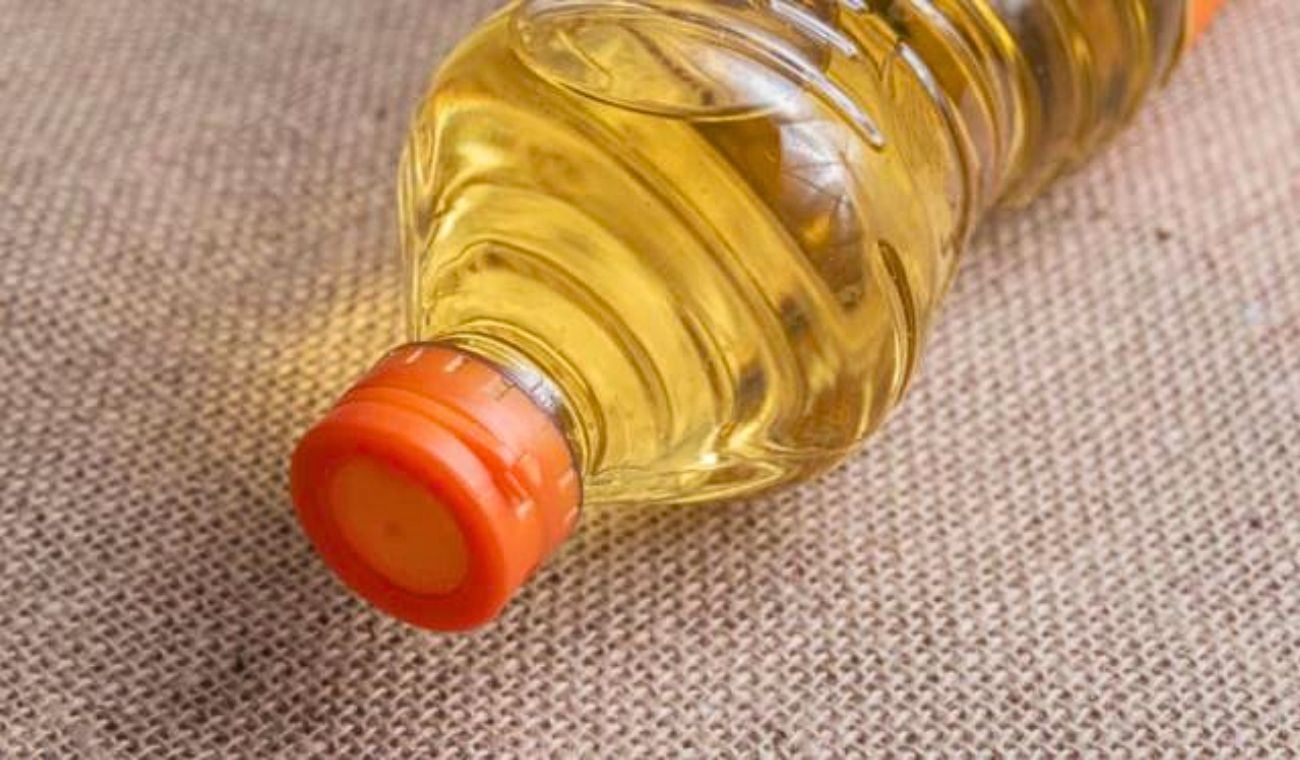 Botar el aceite en el lavaplatos le saldría muy caro: multa por hacerlo