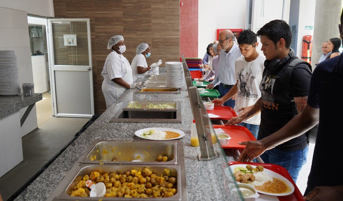 Proyecto de ley garantizaría almuerzo gratis para estudiantes de universidades públicas