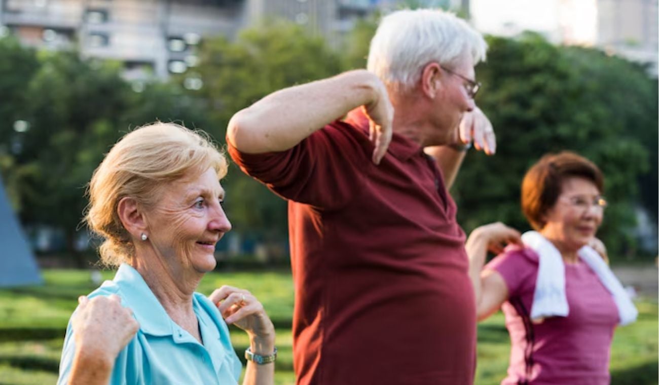 Adultos mayores tendrán que bañarse menos: expertos explican por qué