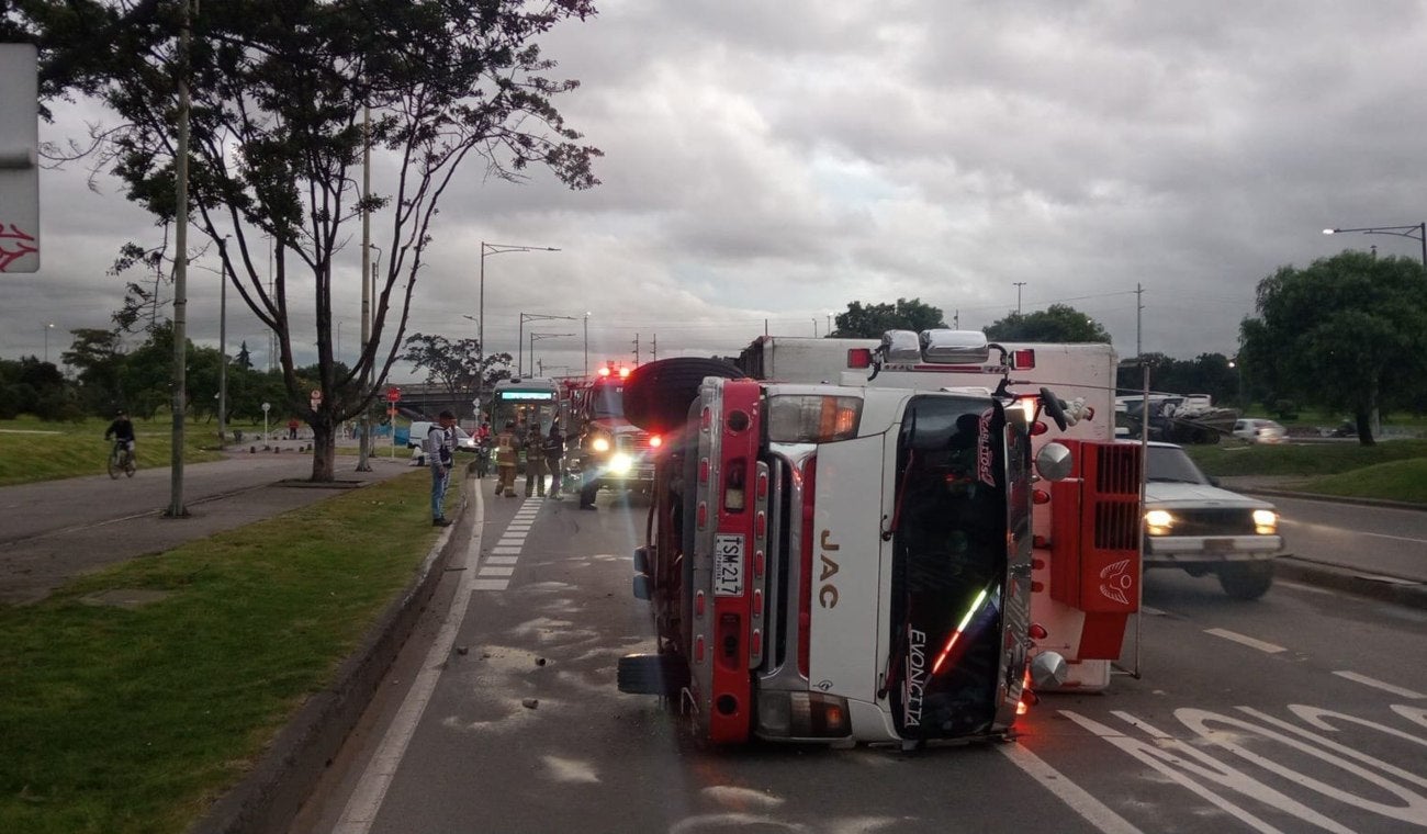 Camión volcado en la avenida Boyacá