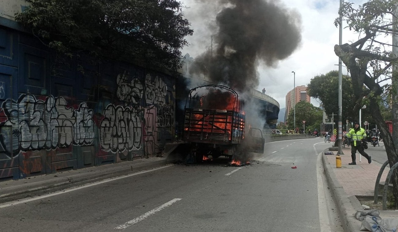 Camión se incendia en la autopista Sur con avenida Ciudad de Villavicencio