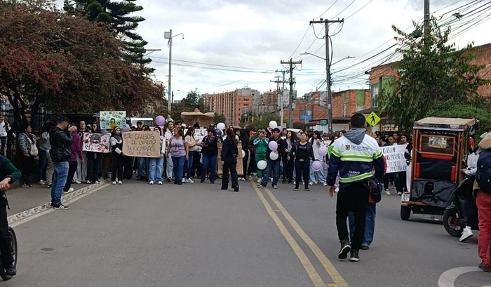 Campaña para bajar a motociclistas de andenes en Bogotá