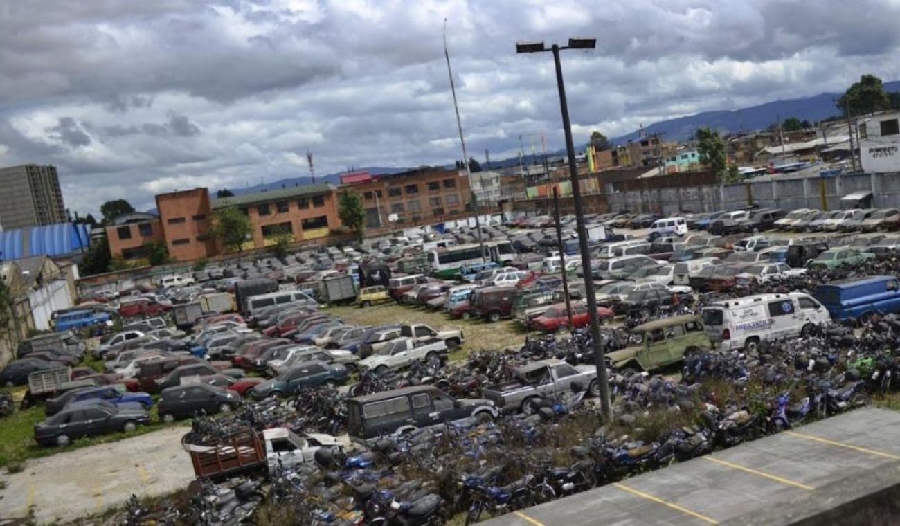 Chatarrización de vehículos abandonados en patios