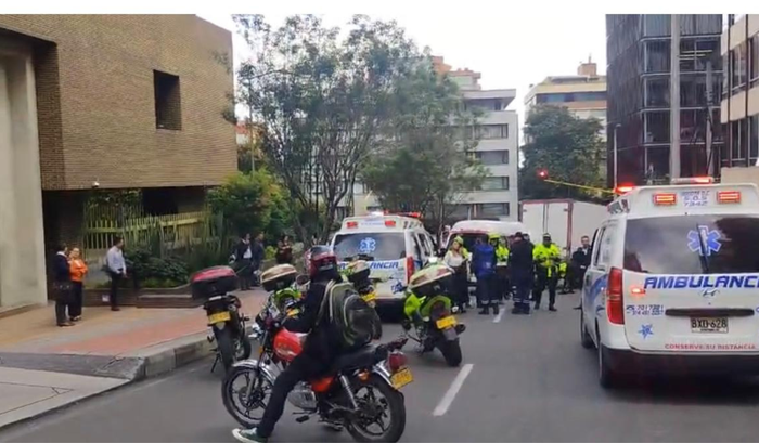 Choque entre ruta escolar y camión deja trancón y una monitora afectada en Chapinero