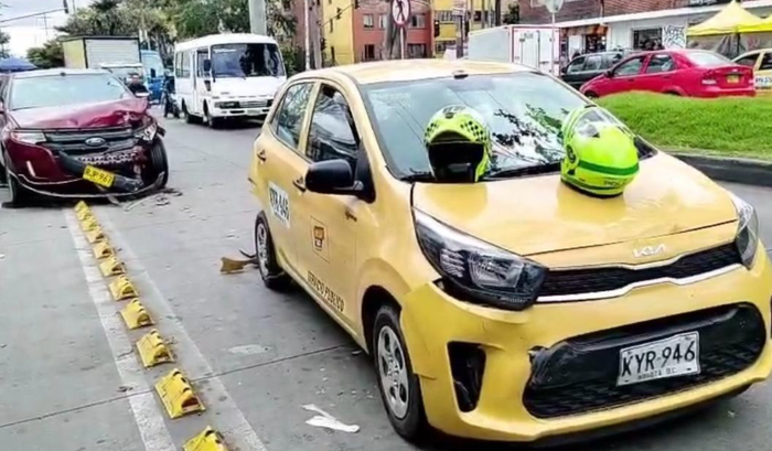 Choque monumental entre camioneta y taxi en Kennedy llegó ambulancia