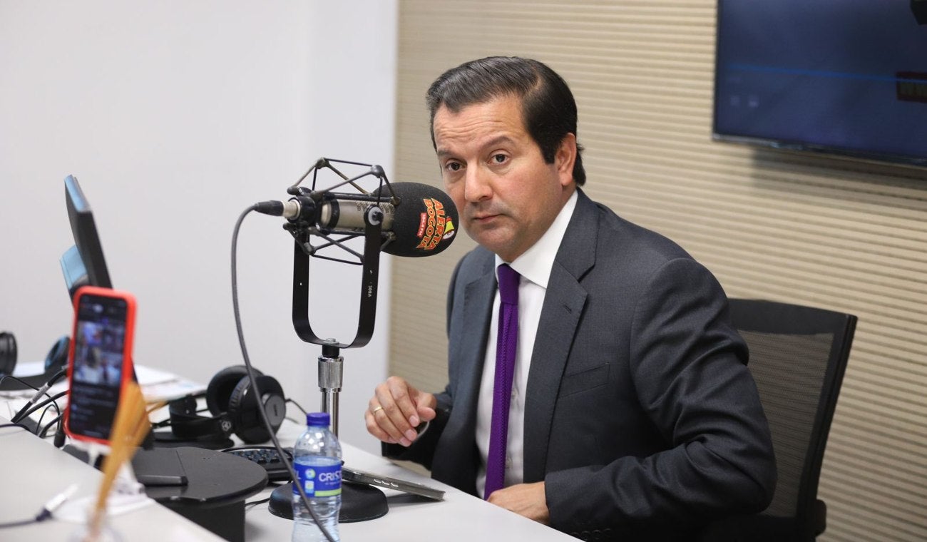 David Luna, en la cabina de Alerta Bogotá, en el marco de Tribuna RCN