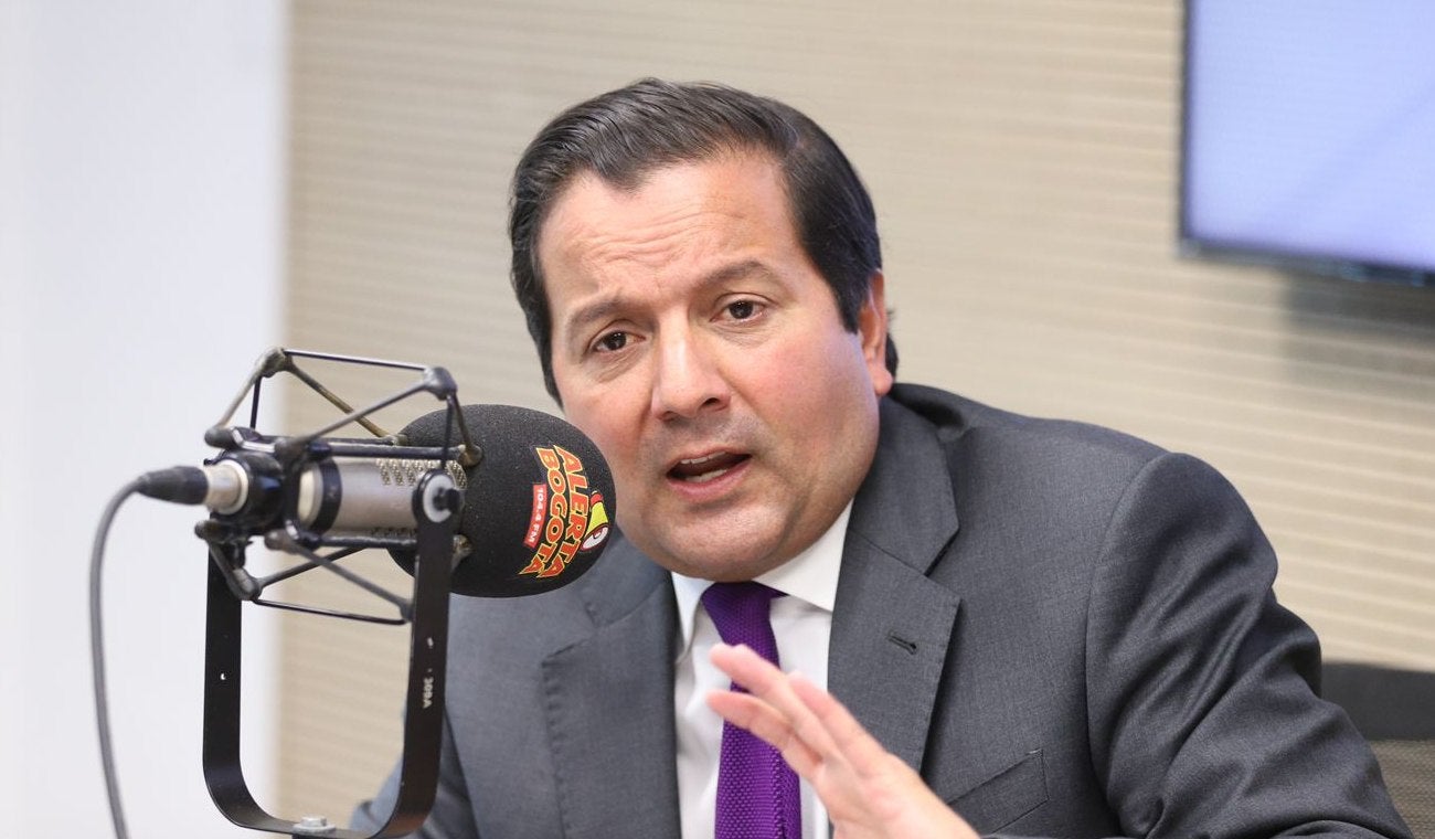 David Luna, en la cabina de Alerta Bogotá, en el marco de Tribuna RCN