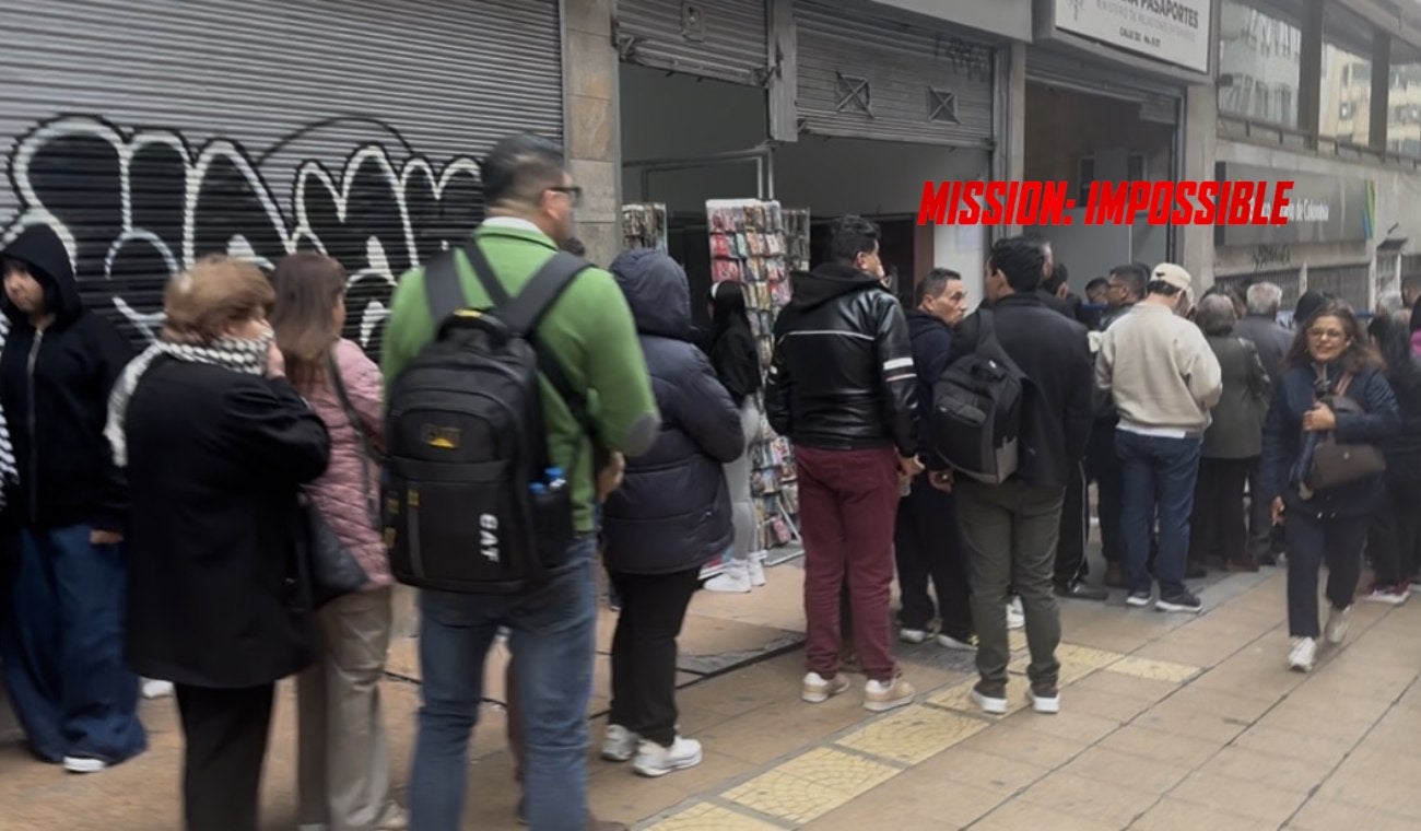 Fila de pasaportes en Bogotá