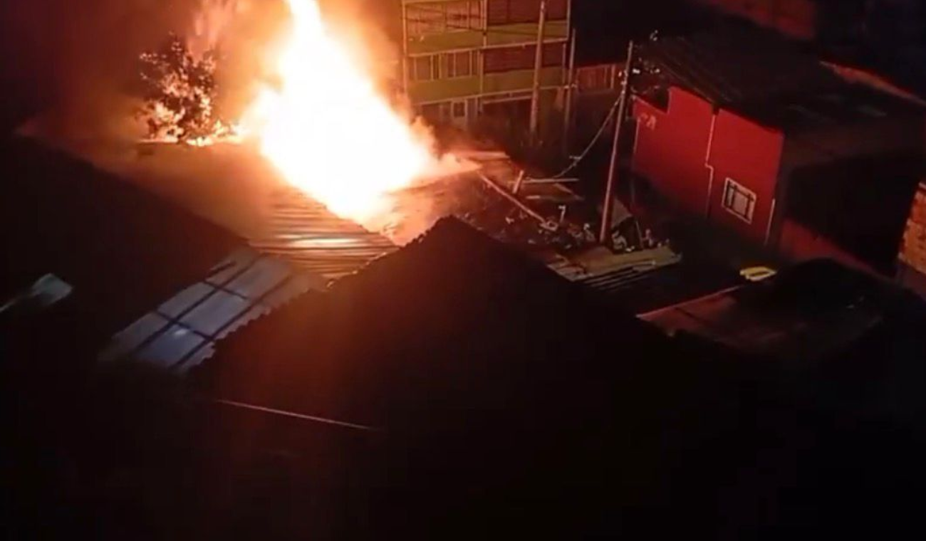 Fuerte incendio en el centro de Bogotá: bomberos atienden la emergencia en el barrio Los Laches