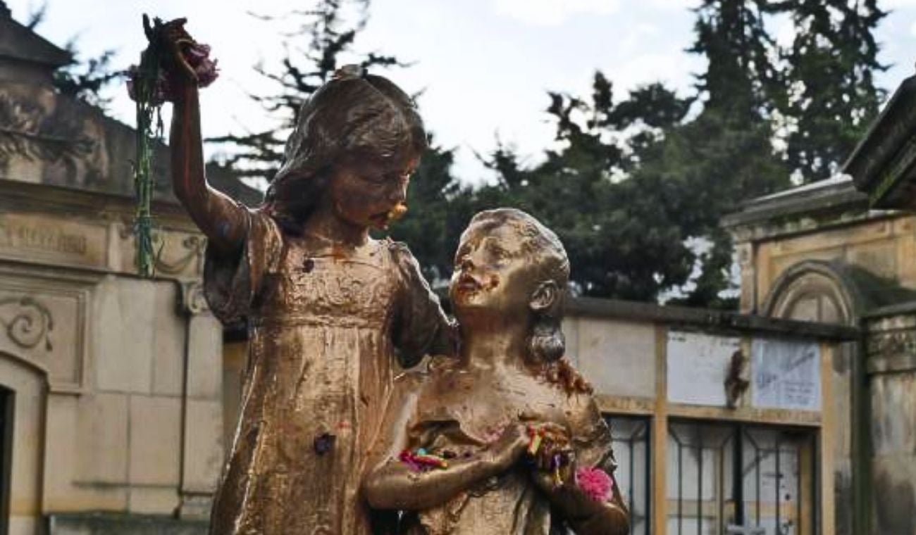 Quiénes son las hermanas Bodmer: les piden favores en el Cementerio Central