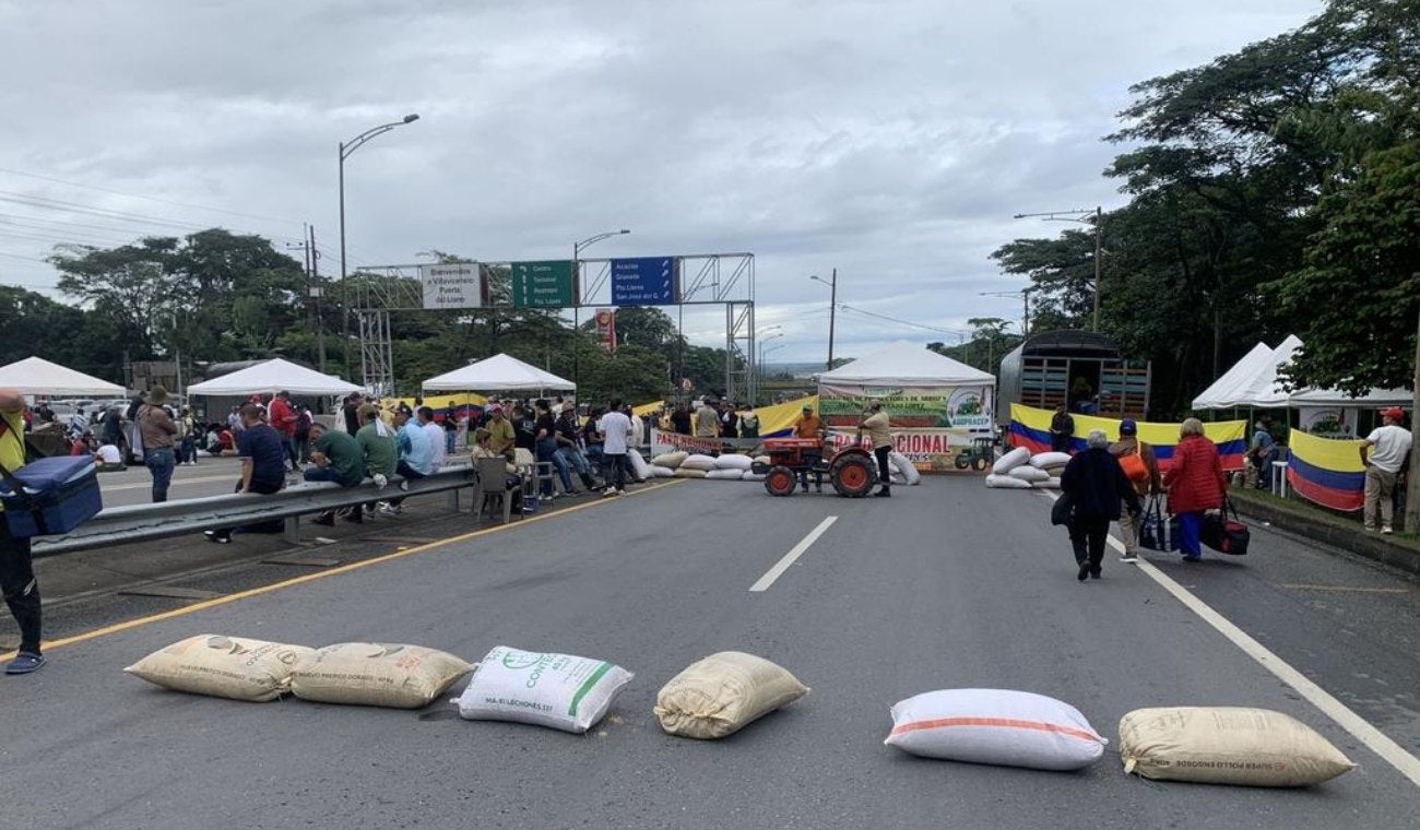 Cierres en la vía al Llano por protestas de arroceros.