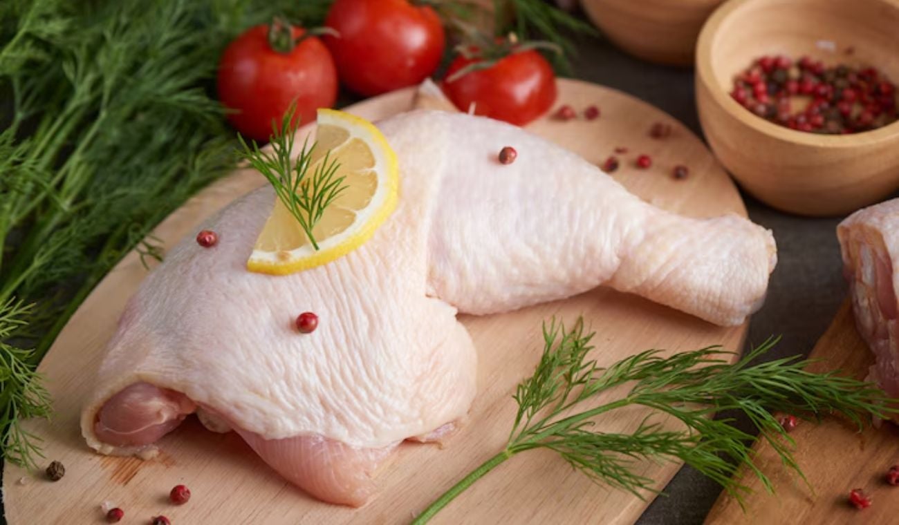 ¿Por qué no debe lavar el pollo? Expertos alertan sobre este error