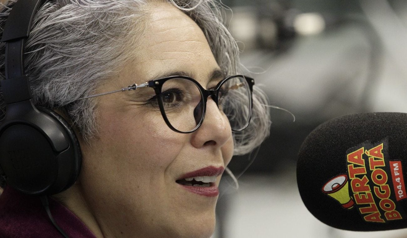 María José Pizarro, senadora de la República y ahora precandidata presidencial, en la cabina de Alerta Bogotá en el espacio de Tribuna RCN