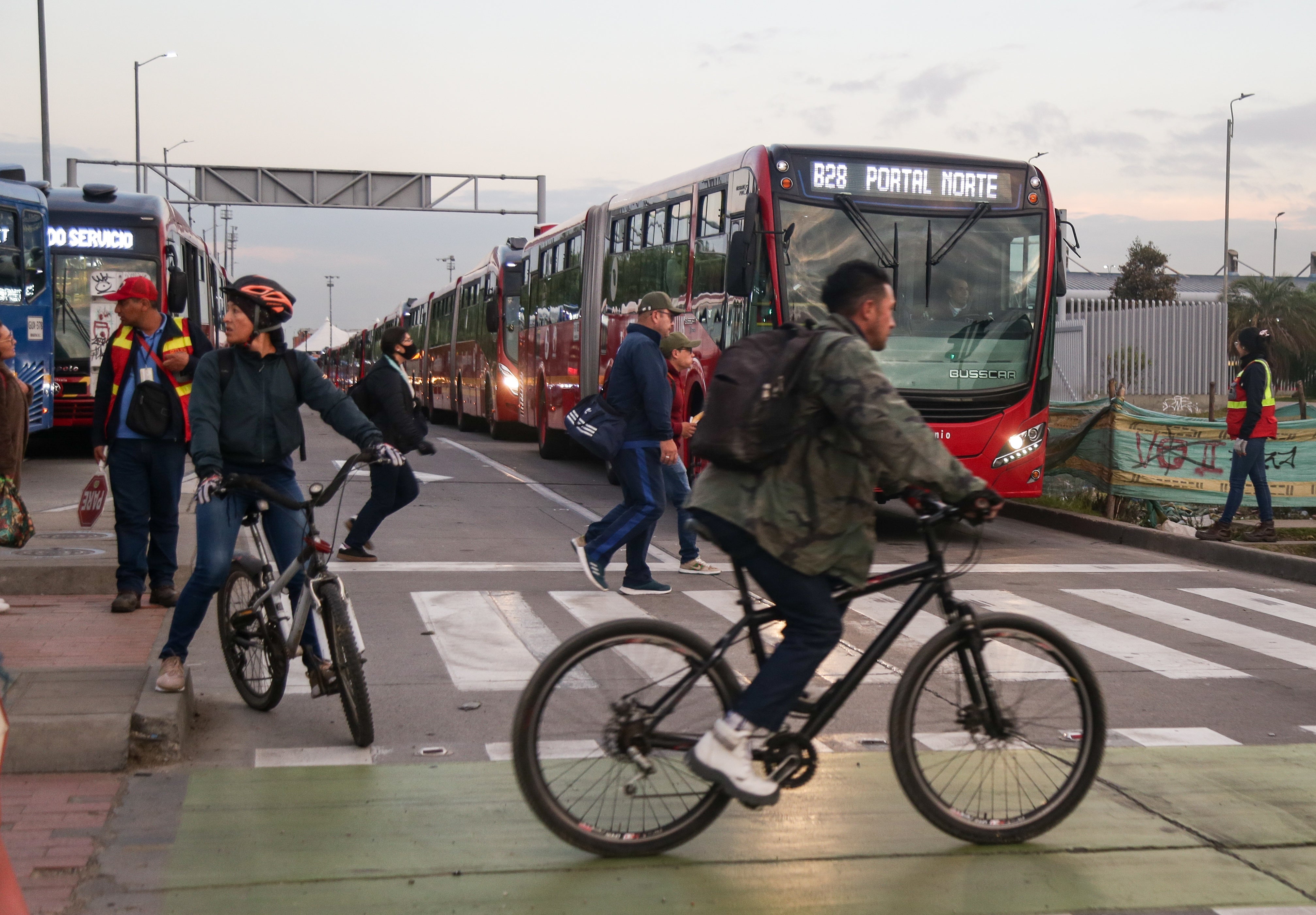 Más estaciones cerradas por manifestaciones: Usuarios deberán caminar