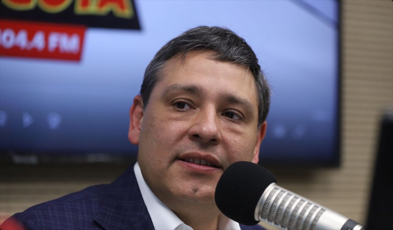Mauricio Lizcano, precandidato presidencial, en la cabina de Alerta Bogotá, durante su paso por Tribuna RCN.