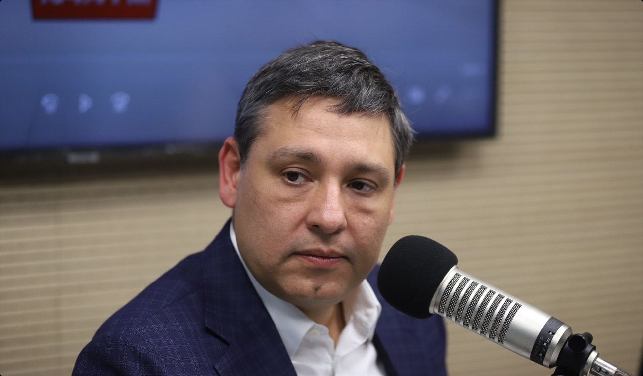 Mauricio Lizcano, precandidato presidencial, en la cabina de Alerta Bogotá, durante su paso por Tribuna RCN.