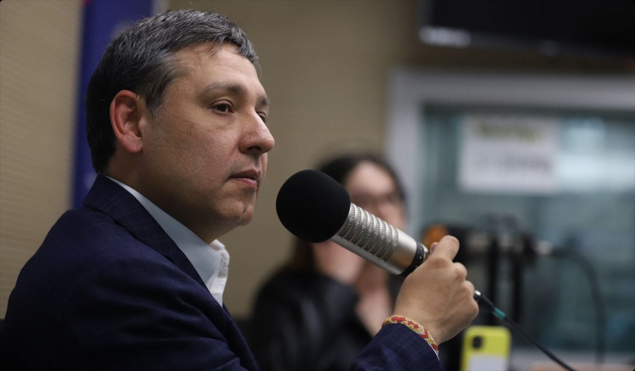Mauricio Lizcano, precandidato presidencial, en la cabina de Alerta Bogotá, durante su paso por Tribuna RCN.