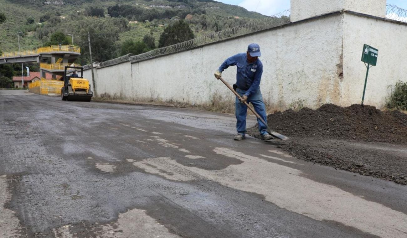 Conductores les mejoran las vías en Chía: no sufrirán por huecos