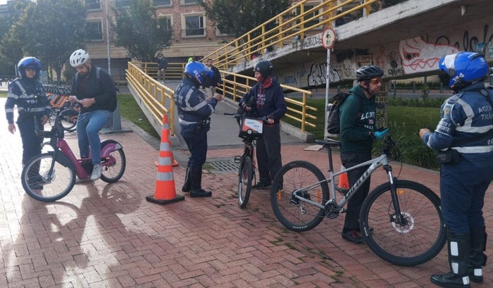 Movilidad sanciona a ciclistas: cruzar por el puente sin bajarse sale caro