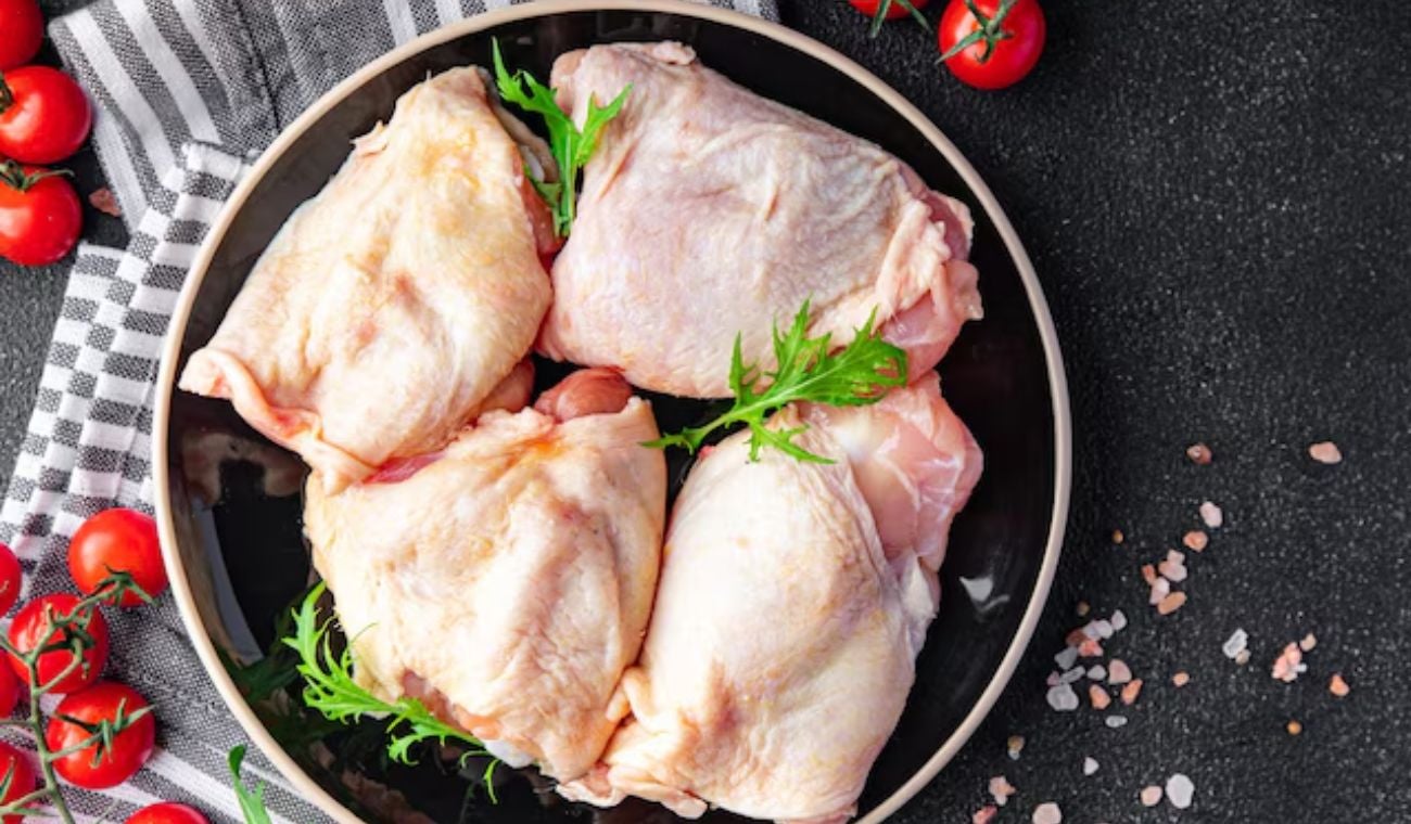 ¿Por qué no debe lavar el pollo? Expertos alertan sobre este error