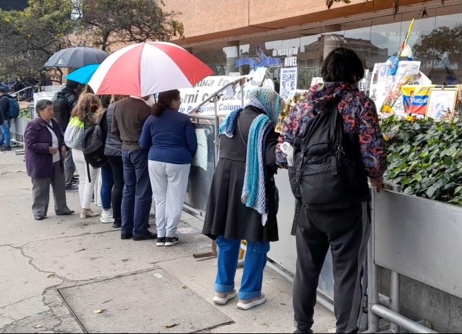 Visitantes en honor a Miguel Uribe Turbay