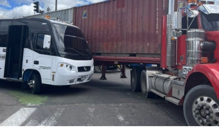 Trancón en la AV Boyacá conductores obligados a tomar otras rutas