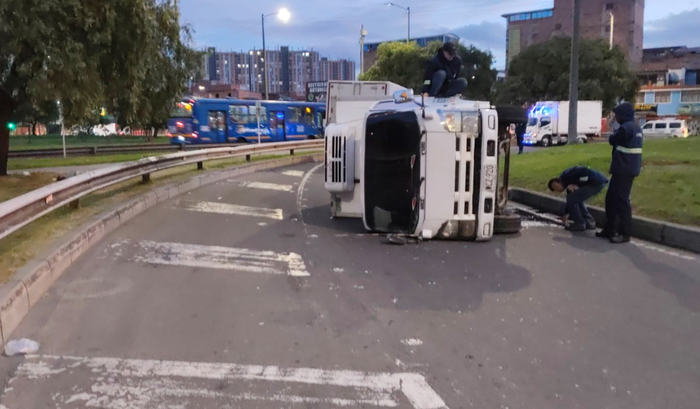 Volcamiento en AV. El Dorado detiene el tráfico conductores desesperados